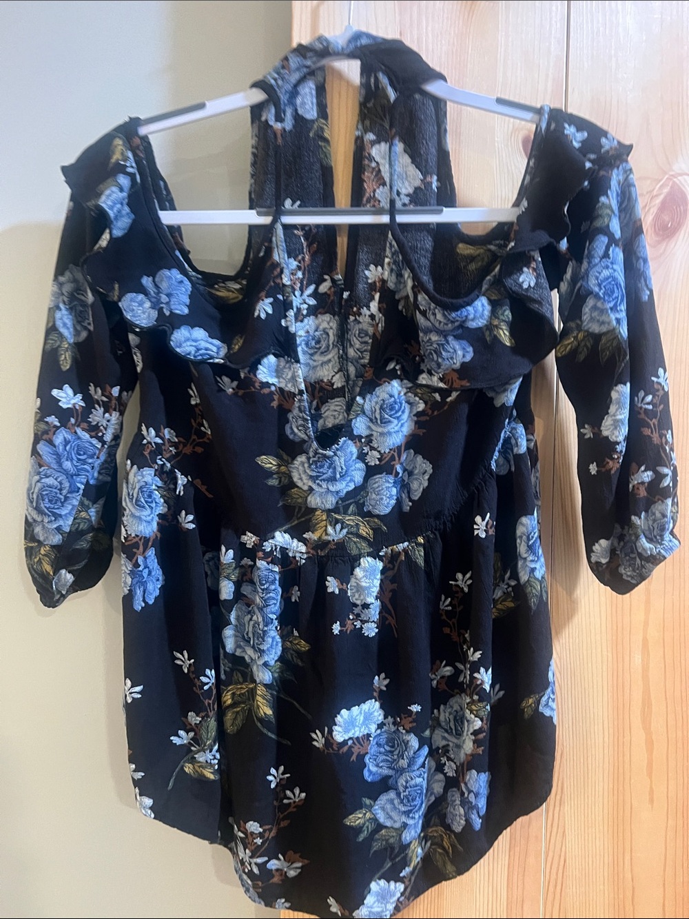 American Eagle Outfitters Black Cold-Shoulder Top with Blue Floral size small